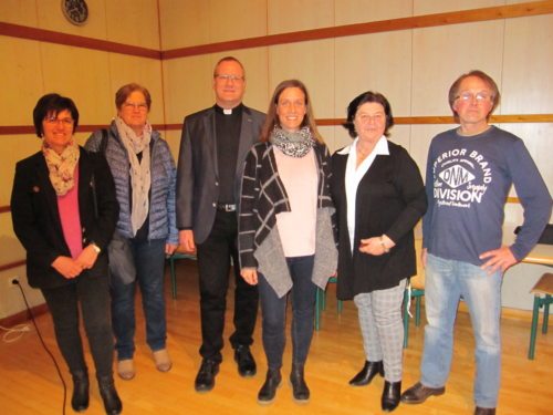 Referentin Mag. Anja Schneider, PGR-Obfrau Christine Walzl, Dechant Mag. Martin Edlinger + interessierte TeilnehmerInnen; Foto:Walzl Referentin Mag. Anja Schneider, PGR-Obfrau Christine Walzl, Dechant Mag. Martin Edlinger + interessierte TeilnehmerInnen; Foto:Walzl