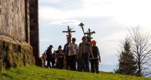  dreimaliges Umschreiten der Kirche auf dem Magdalensberg<br />
Foto: Anton Wieser dreimaliges Umschreiten der Kirche auf dem Magdalensberg<br />
Foto: Anton Wieser