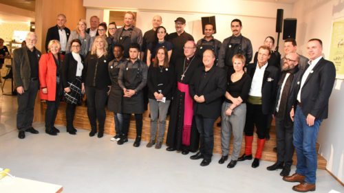 Das Projektteam und die Mitarbeiter und Mitarbeiterinnen des neuen magdas LOKAL in Klagenfurt mit Bischof Alois Schwarz, Caritasdirektor Josef Marketz und Vertreterinnen aus Stadt- bzw. Landespolitik (© Foto: KH Kronawetter / Internetredaktion) Das Projektteam und die Mitarbeiter und Mitarbeiterinnen des neuen magdas LOKAL in Klagenfurt mit Bischof Alois Schwarz, Caritasdirektor Josef Marketz und Vertreterinnen aus Stadt- bzw. Landespolitik (© Foto: KH Kronawetter / Internetredaktion)