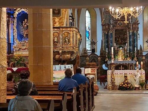 Maiandacht in der Pfarrkirche St. Stefan. Marienaltar links und Marienstatue „Gospa“ – die Mutter Gottes aus Medjugorje beim Volksaltar. (Bild: P.St.)