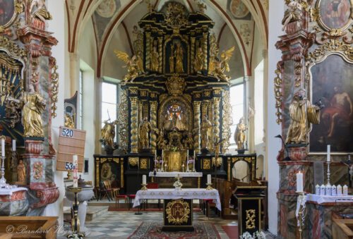 Blick zum Hochaltar der Pfarr- und Wallfahrtskirche Maria Rojach (© Foto: Mag. Bernhard Wagner).