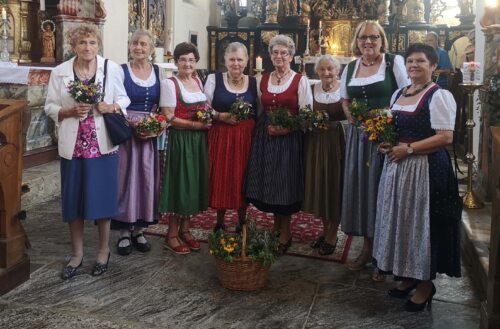 Trachtenfrauen der Pfarre Maria Rojach mit Kräutersträußen in der Wallfahrtskirche. (© Foto: DI Herr Leo Bošnjak) Trachtenfrauen der Pfarre Maria Rojach mit Kräutersträußen in der Wallfahrtskirche. (© Foto: DI Herr Leo Bošnjak)