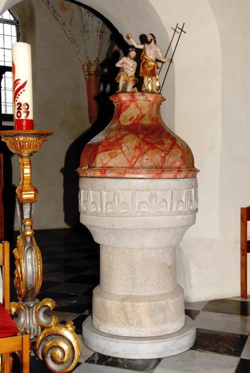 Das wunderschön gestaltete Taufbecken in der Pfarrkirche Maria Gail (© Foto: Foto: wikipedia-commons / Johann Jaritz)