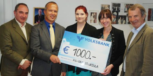 v.l.n.r.: EV-Obmann Florian Hagg, Kassier Robert Schwartz, Maturantin Karoline Pachler, Mariella Senegacnik und Dir. Mag. Kurt Haber   (© Foto: RG/ORG St. Ursula Klagenfurt)