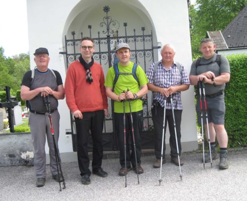 Marienpilger aus dem Südburgenland vor der Lourdeskapelle in Augsdorf- Loga vas mit Pfarrvorsteher Mag. Michael Golavčnik am 09.05.2014 (© Foto: Pfarrarchiv Augsdorf-Loga vas)