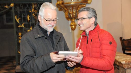 Gabriel Stabentheiner überreicht dem designierten Gurker Bischof Josef Marketz das Buch “Grüß Gott, Herr Bischof!“ (Foto: Gotthardt) Gabriel Stabentheiner überreicht dem designierten Gurker Bischof Josef Marketz das Buch “Grüß Gott, Herr Bischof!“ (Foto: Gotthardt)