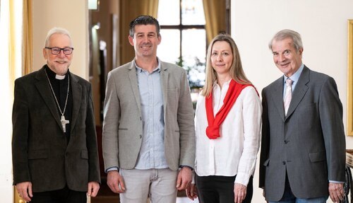 Škof Jože Marketz z novima koordinatorjema škofijskega partnerstva Draganom Milišićem in Marjano Vidović ter nekdanjim koordinatorjem Kurtom Haberjem z. l.); slika: Škofijski tiskovni urad/Assam