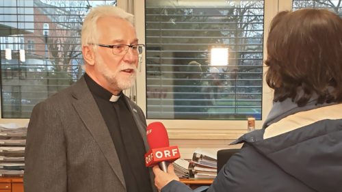 Der neu ernannte Bischof Dr. Josef Marketz im Interview mit der ORF-Redakteurin Waltraud Jäger (Foto: Pressestelle/Kapeller)