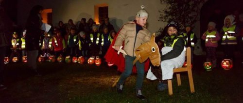 Der Inhalt des Martinsfestes wird in vielfältigen Formen szenisch dargestellt (im Bild: Martinsspiel, Pfarre Kraig, 2017). Foto: Anton Wieser