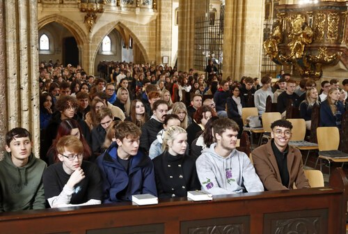 Rund 500 Schülerinnen und Schüler der Maturaklassen der AHS und BHS nahmen an der ökumenischen Maturawallfahrt in Maria Saal teil. Foto. Diözesan-Pressestelle/Eggenberger Rund 500 Schülerinnen und Schüler der Maturaklassen der AHS und BHS nahmen an der ökumenischen Maturawallfahrt in Maria Saal teil. Foto. Diözesan-Pressestelle/Eggenberger