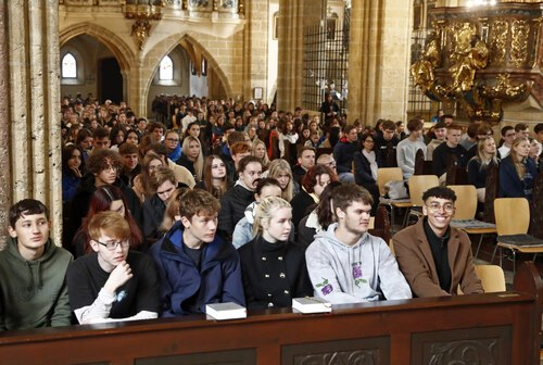 Rund 500 Schülerinnen und Schüler der Maturaklassen der AHS und BHS nahmen an der ökumenischen Maturawallfahrt in Maria Saal teil. Foto. Diözesan-Pressestelle/Eggenberger