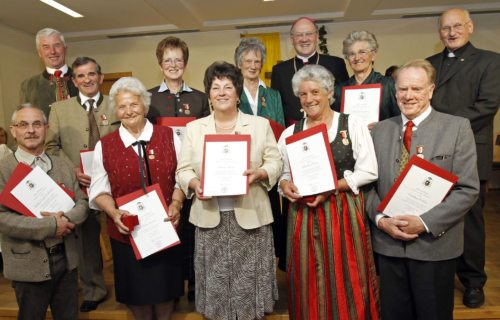 Bischof Schwarz und Pfarrer Gritsch mit den Geehrten Kraßnitzer, Rainer, Klary, Ebner, Pichler (1. R. v. l. n. r.), Hinteregger, Zauchner, Auer, Stromberger und Lassnig (2. R. v. l. n. r.) (© Foto: Pressestelle/Eggenberger)