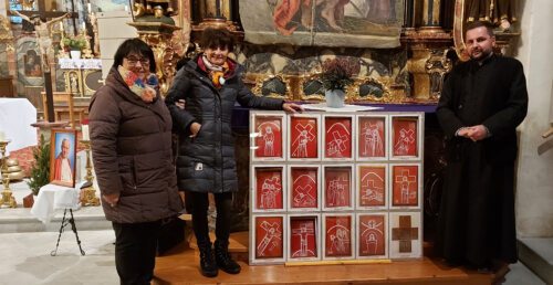 Brigitte Brandmüller (links) und Pfarrer Martin freuen sich über die Kreuzweg-Darstellung von Elisabeth Muffat in der Pfarrkirche St. Stefan. (Bild: P.St.).