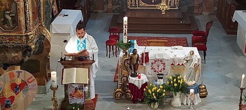 Medjugorjeandacht am 04. Mai 2024. Beim Volksaltar: Gospa von Medjugorje – Marienstatue und Statue des auferstandenen Herrn. (St). Medjugorjeandacht am 04. Mai 2024. Beim Volksaltar: Gospa von Medjugorje – Marienstatue und Statue des auferstandenen Herrn. (St).