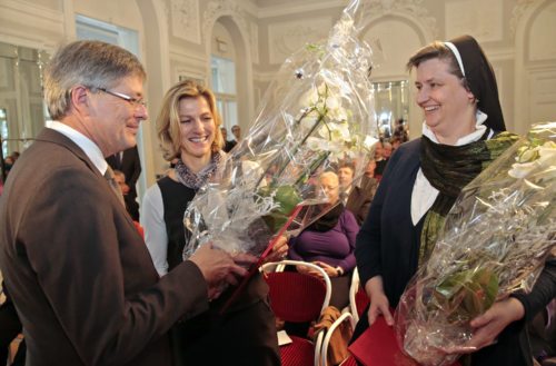 Landeshauptmann Peter Kaiser überreicht Sr. Silke Mallmann (re.) und Polizeiinspektorin Annemarie Herzl den Kärntner Menschenrechtspreis 2013 (© Foto: Landespressedienst / Eggenberger) Landeshauptmann Peter Kaiser überreicht Sr. Silke Mallmann (re.) und Polizeiinspektorin Annemarie Herzl den Kärntner Menschenrechtspreis 2013 (© Foto: Landespressedienst / Eggenberger)
