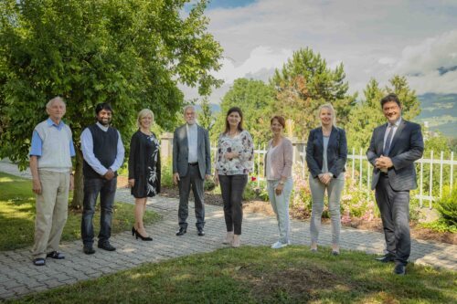 V.l.n.r.: Mesner Roman Quendler, Provisor Bruno Arava, Stadträtin Ina Hobel, Bischof Dr. Josef Marketz, Bürgermeisterin Maria Knauder, Pflegedienstleiterin Mathilde Slamanig, Caritas-Bereichsleiterin Donata Rössler-Merlin und Caritasdirektor Mag. Ernst Sandriesser Foto: © Caritas Kärnten)