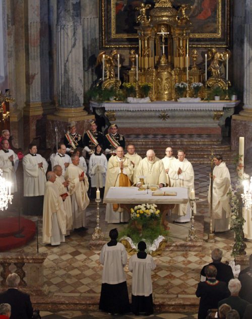 Nuntius Zurbriggen feierte im Klagenfurter Dom eine hl. Messe mit anschließender Maiandacht. (© Foto: Pressestelle/Eggenberger)