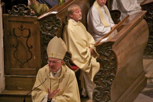In ihrem Dienst machen sie die Kirche ansehlich - Diözesanbischof Dr. Alois Schwarz bedankte sich bei den Ehrenamtlichen der Pfarren des Dekanates (© Foto: fotomax) In ihrem Dienst machen sie die Kirche ansehlich - Diözesanbischof Dr. Alois Schwarz bedankte sich bei den Ehrenamtlichen der Pfarren des Dekanates (© Foto: fotomax)