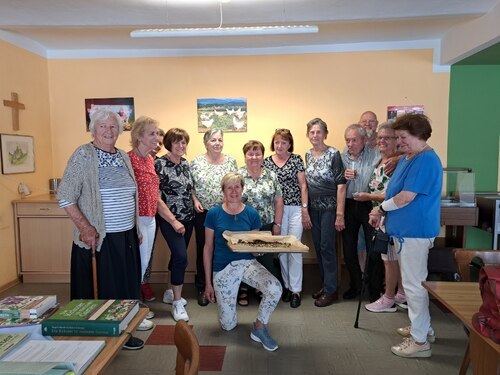 Gruppenleiterin Andrea Hofer mit “Kräuterschokolade“