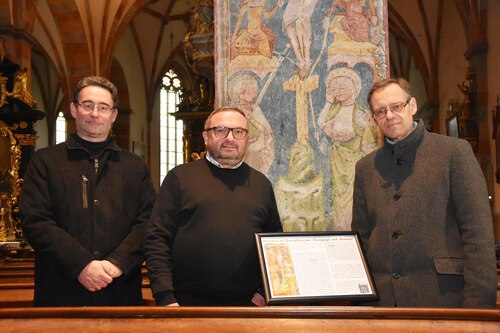 Die Theologen Einspieler (l.) und Kapeller (r.) mit Pfarrer P. Slawomir Czulak SCJ vor der Wandmalerei in Millstatt; Foto: KhKronawetter/Internetredaktion Die Theologen Einspieler (l.) und Kapeller (r.) mit Pfarrer P. Slawomir Czulak SCJ vor der Wandmalerei in Millstatt; Foto: KhKronawetter/Internetredaktion