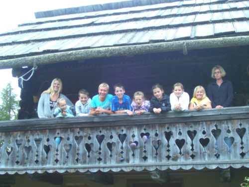 Minis mit Betreuerinnen Petra und Sabine auf der Karlbauerhütte bei Rennweg (© Foto: Petra Steiner) Minis mit Betreuerinnen Petra und Sabine auf der Karlbauerhütte bei Rennweg (© Foto: Petra Steiner)