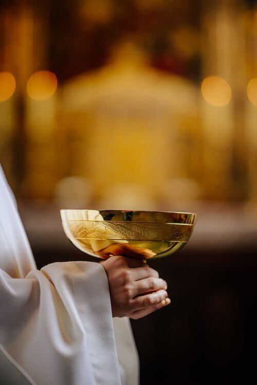 Akolythinnen und Akolythen dienen dem Priester und Diakon am Altar (Foto: Besim_Mazhiqi_Erzbistum-Paderborn. In: Pfarrbriefservice.de)