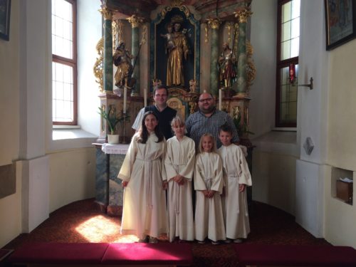 Unsere teilnehmenden Ministranten mit Kaplan und Pastoralpraktikant.  (© Foto: Mag. Ulrich Kogler)