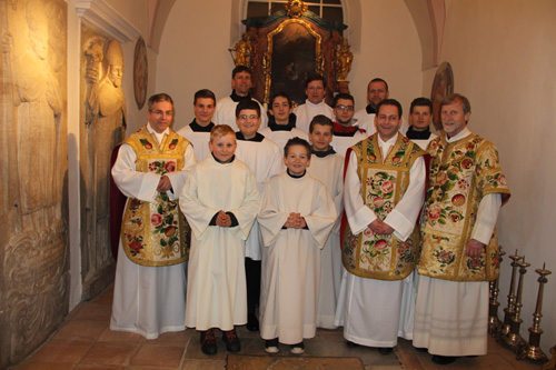 Ministranten im Propst-Sacellum (© Foto: Mag. Gerlinde Peter)