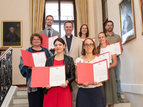 “Missio auf Dauer“: Die Religionslehrenden Stürzenbecher, Kampfer, Aigslperger, Graf (vorne v.l.) Kislich, Mak und Wadl (hinten v. l.) mit Schulamtsdirektor Allmaier;<br />
Foto: Diözesan-Pressestelle-Assam