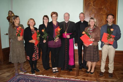 Bischof Schwarz und Generalvikar Guggenberger mit den neuen ReligionslehrerInnen Szlezak, Pötsch, Edlinger, Felsberger, Stiegler und Grießner, v. l. n. r. (am Foto fehlt: Guggi) (© Foto: Schulamt )