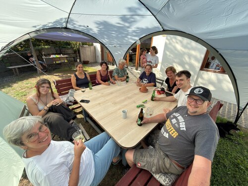Ohne eine Schaar von Ehrenamtlichen geht es nicht - PAss. Gisela Gsodam (g.l) mit einem Teil des Teams bei der Nachbesprechung (Foto: © PAss. Peter Artl)