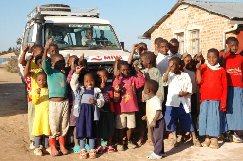Otroci v Tanzaniji se veselijo ob avtu, ki ga MIVA Avstrija poslala misijonarju. Foto: MIVA