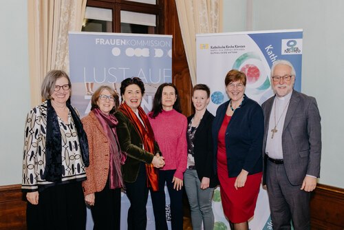 Das Kernteam der Frauenkommission (v. l.: Gisela Baumann, Ulrike Guggenberger, Maria Schmidt-Leitner, Anna Maria Kapeller, Julia Skriner und Monika Tuscher; am Foto fehlt Christina-Maria Hardt-Stremayr) mit Bischof Marketz bei der Auftaktveranstaltung; Foto: Melanie Maurer