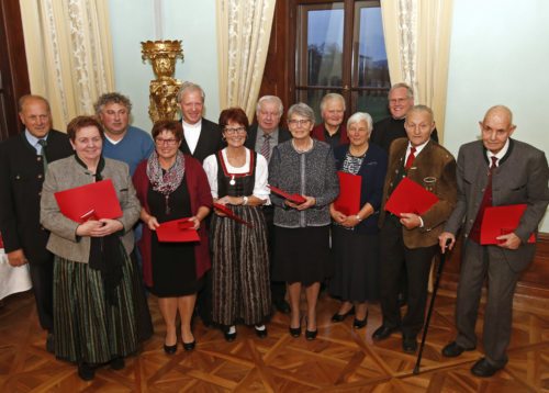 Diözesanadministrator Guggenberger und Ordinariatskanzler Ibounig mit den Geehrten Tuppinger, Rampitsch, Samselnig, Müller, Ramprecht, Kometter, Rescher, Schwinger, Ebner, Platzer und Berg (v. l.; am Foto fehlt: Stefanie Rotim).