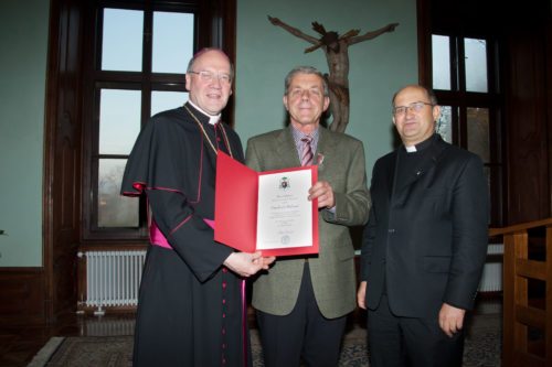 Hochwürdigster Bischof Dr. Alois Schwarz, PGR-Obmann Friedrich Hübner und Dechant Johannes Pichler bei der Verleihung (© Foto: Peter Just)