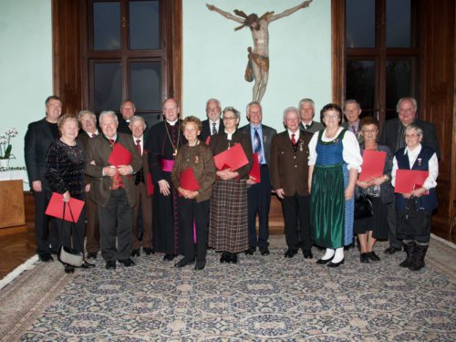 Bischof Schwarz überreichte Modestus-Medaillen an 15 Frauen und Männern. (© Foto: Pressestelle/Just) Bischof Schwarz überreichte Modestus-Medaillen an 15 Frauen und Männern. (© Foto: Pressestelle/Just)