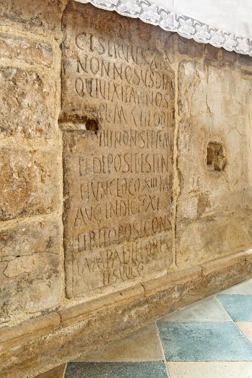 Die Nonnosus-Inschrift im Altar der Pfarrkirche Molzbichl, die letzte Inschrift der römischen Antike und die einzige des 6. Jhs. in Osterreich. Foto: Pressestelle/Neumüller Die Nonnosus-Inschrift im Altar der Pfarrkirche Molzbichl, die letzte Inschrift der römischen Antike und die einzige des 6. Jhs. in Osterreich. Foto: Pressestelle/Neumüller