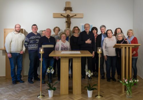 Gruppenfoto der Anwesenden, auch Pfarrer Mag. Eugen Länger (Fünfter von rechts) sowie Pfarrer i. R. Mag. Engelbert Hofer (Siebenter von rechts) und Pfarrhaushälterin Frau Liselotte Köck (Vierte von rechts) sind mit dabei ((© Herr Mag. Bernhard Wagner). Gruppenfoto der Anwesenden, auch Pfarrer Mag. Eugen Länger (Fünfter von rechts) sowie Pfarrer i. R. Mag. Engelbert Hofer (Siebenter von rechts) und Pfarrhaushälterin Frau Liselotte Köck (Vierte von rechts) sind mit dabei ((© Herr Mag. Bernhard Wagner).
