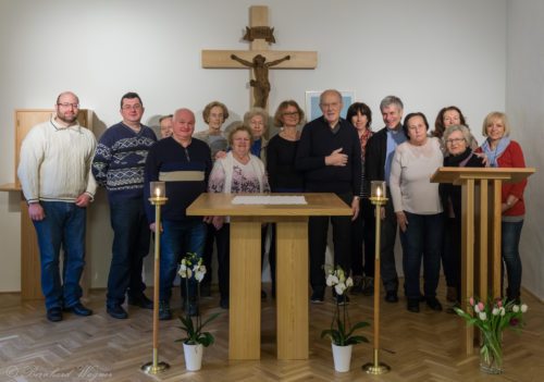 Gruppenfoto der Anwesenden, auch Pfarrer Mag. Eugen Länger (Fünfter von rechts) sowie Pfarrer i. R. Mag. Engelbert Hofer (Siebenter von rechts) und Pfarrhaushälterin Frau Liselotte Köck (Vierte von rechts) sind mit dabei ((© Herr Mag. Bernhard Wagner).