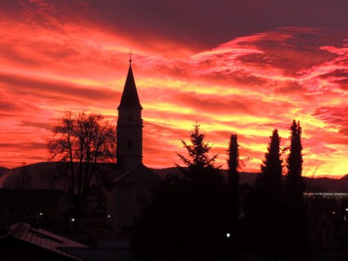 Ein herrliches Morgenrot am 23. Dezember 2014 - schön langsam kommt der Tag hervor! (© Foto: Pfarrer Josef Damej)