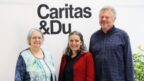 „Die Leute kommen heute früher und mehr“: Menschen in Krisen-Bereichsleiterin Ursula Luschnig (Mitte) mit ihrem Vorgänger Wolfhart Baumann und Gründungsmitglied Gabriele Moser. (Foto: Caritas Kärnten)