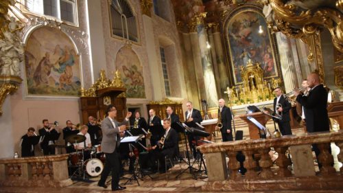 Konzert der kelagBIGband im Dom zu Klagenfurt: An der Marienorgel spielte DKM Thomas Wasserfaller - Michael Wasserfaller dirigierte die Uraufführung seines Werkes (© Foto: KH Kronawetter / Internetredaktion)