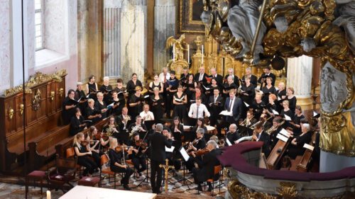 Die besondere Bedeutung des Osterfestes zeigt sich auch in der feierlichen kirchenmusikalischen Gestaltung der Gottesdienste<br />
(im Bild: Dommusik Klagenfurt, 2019). Foto: KHKronawetter Die besondere Bedeutung des Osterfestes zeigt sich auch in der feierlichen kirchenmusikalischen Gestaltung der Gottesdienste<br />
(im Bild: Dommusik Klagenfurt, 2019). Foto: KHKronawetter