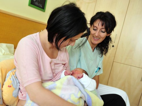 Mutter und Kind in besten Händen (© Foto: KBB (Krankenhaus Barmherzige Brüder St. Veit/Glan))