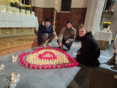 In Kooperation mit der jungenKirche Kärnten laden mehrere Pfarren zur „Nacht der 1.000 Lichter“ als Einstimmung auf das Allerheiligenfest ein. (Im Bild: „Nacht der 1.000 Lichter“ 2025 in der Pfarre Winklern); Fotocredit: Pfarre Winklern