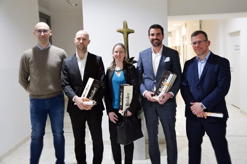 Die neue Oberärztin Dr. Kerstin Hörmaier und die vier neuen Oberärzte v.l. Dr. Marco Franzoi, Dr. Gergely Kovacs, Dr. Michael Müller und Dr. Dirk Bernard (Foto © Barmherzige Brüder)