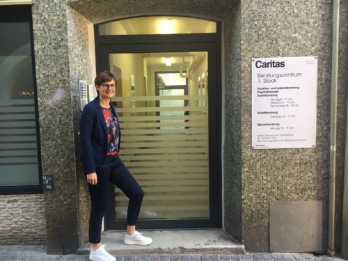 Der Zugang in das Beratungszentrum – im Bild Leiterin Janette Suntinger-Schneeweiß – ist nunmehr über die Karlgasse direkt möglich. © Foto: Caritas Kärnten Der Zugang in das Beratungszentrum – im Bild Leiterin Janette Suntinger-Schneeweiß – ist nunmehr über die Karlgasse direkt möglich. © Foto: Caritas Kärnten