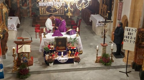 Diakon Michael Ebner empfängt das Aschenkreuz. (Bild: P.St.) Diakon Michael Ebner empfängt das Aschenkreuz. (Bild: P.St.)