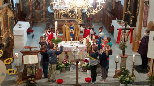 Feierliche Mitgestaltung der hl. Messe durch Volksschul-Kinder. (Bild: P.St.).