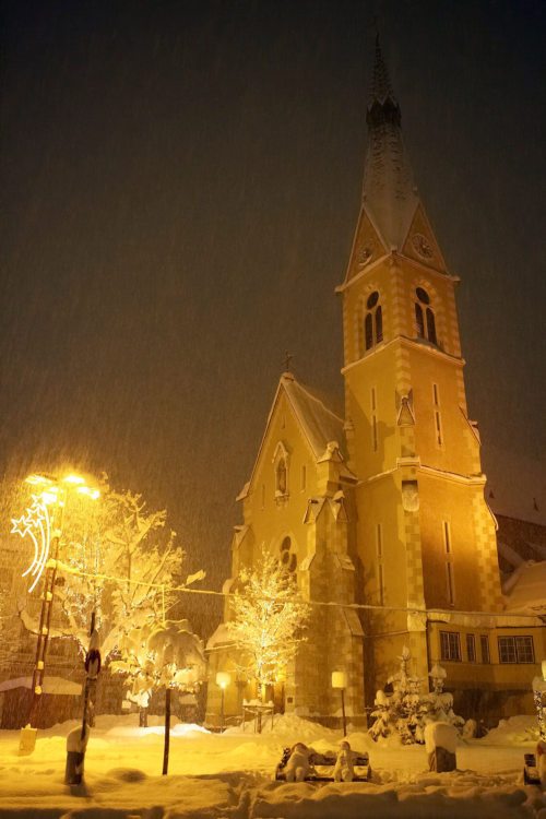 In Kärnten werden am Hl. Abend mehr als 500 Kinder- und Christmetten gefeiert (im Bild: Kirche Villach-St. NIkolai).   (© Foto: Pressestelle/Höher)